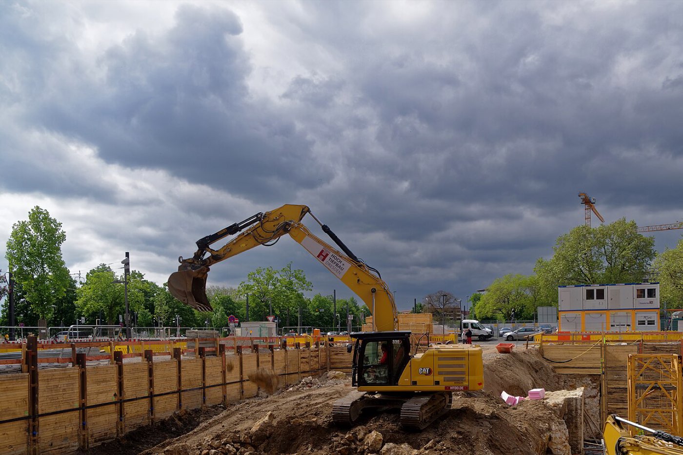 Екскаватор CAT 330 копає котлован — наша техніка в роботі